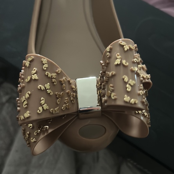 Women's size 6 Melissa Ultragirl Sweet XVI in Beige/Gold New in box - Picture 4 of 9